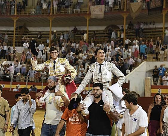 Jorge Martínez y Roca Rey, a hombros, tras una tarde triunfal
