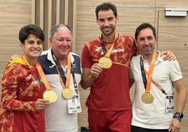 María Pérez y Jacinto Garzón, a los lados, junto al también campeón del mundo Álvaro Martín y su propio entrenador, Carrillo.