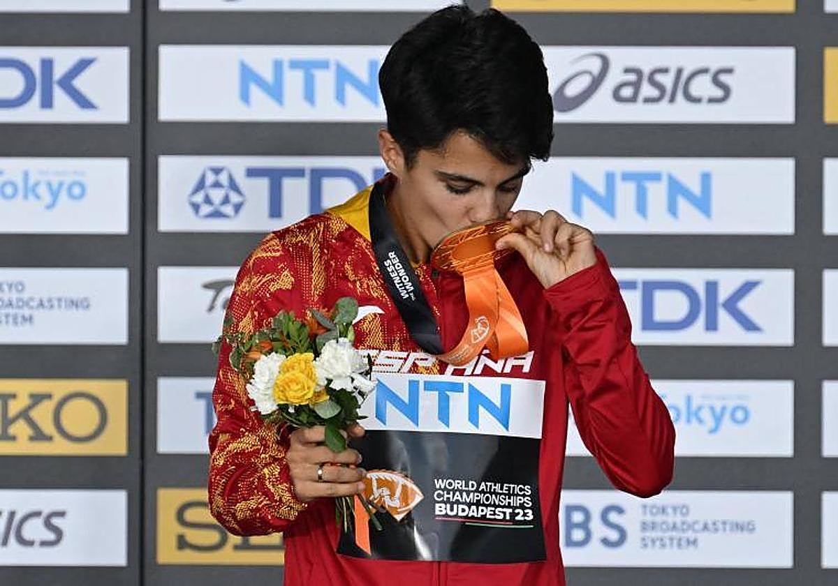 María Pérez besa la medalla de oro como campeona del mundo en 20 kilómetros marcha en lo más alto del podio en Budapest.