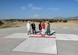 Visita de la consejera de Salud y Consumo, entre otras autoridades, al helipuerto.