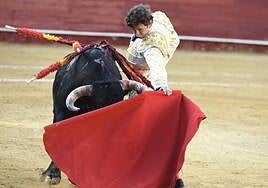 Derecchazo de Jorge Martínez al 'marmolillo' que le tocó en suerte para doctorarse.