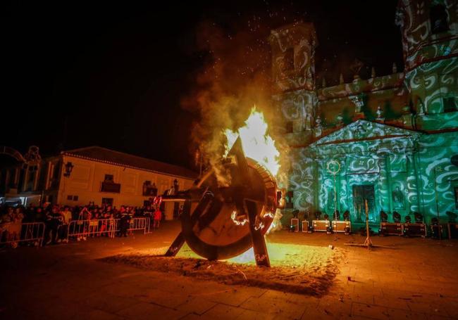 La fiesta, en lo plástico y lo conceptual, se había alejado de sus orígenes. En la foto, 'El Penas' de 2022.