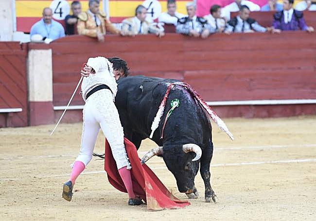 Gustoso trincherazo de Roca Rey a su primero, al que desorejó.