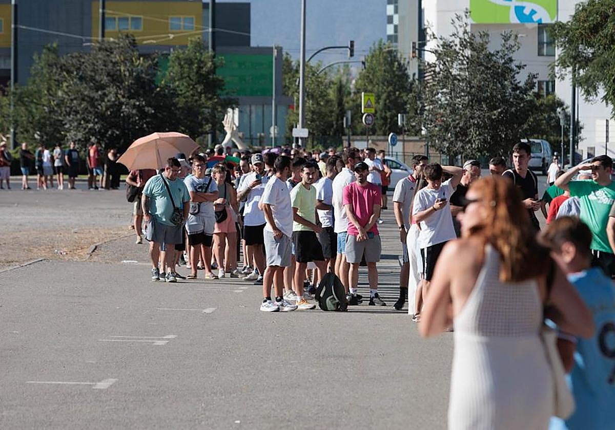 Las imágenes de la cola de la afición del Granada para el partido de España