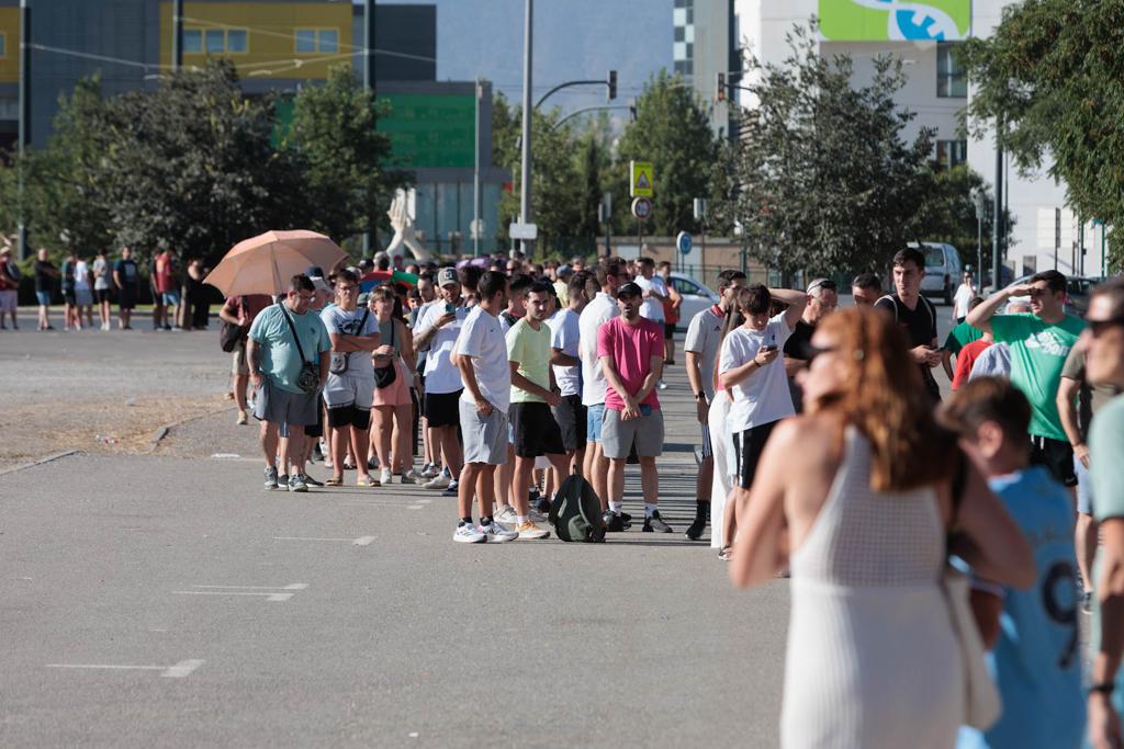 Las imágenes de la cola de la afición del Granada para el partido de España