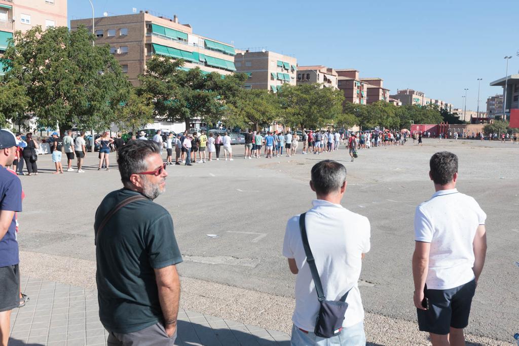 Las imágenes de la cola de la afición del Granada para el partido de España
