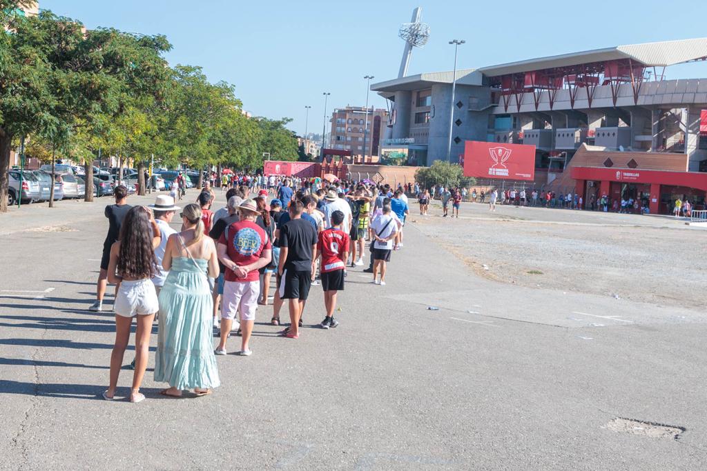 Las imágenes de la cola de la afición del Granada para el partido de España
