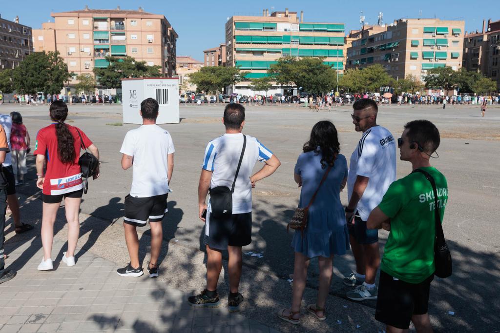 Las imágenes de la cola de la afición del Granada para el partido de España