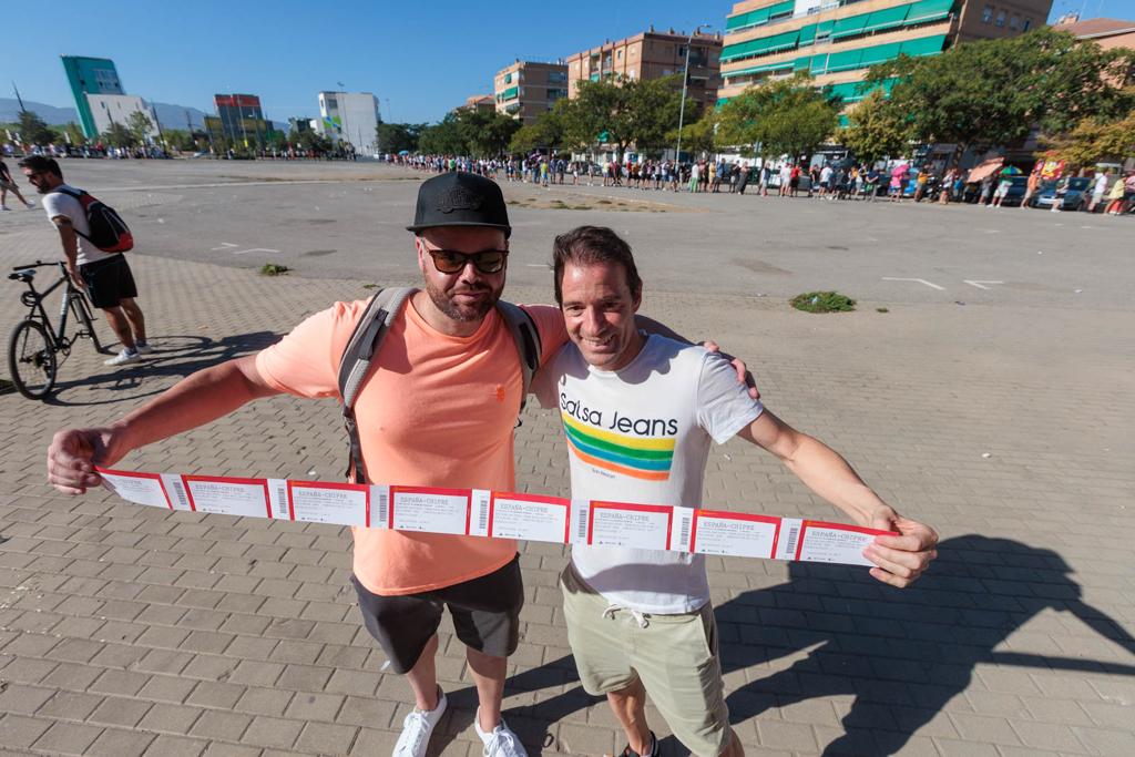 Las imágenes de la cola de la afición del Granada para el partido de España