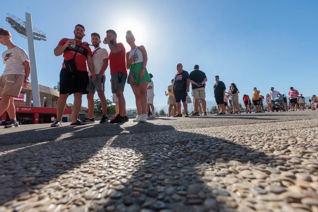 Las imágenes de la cola de la afición del Granada para el partido de España