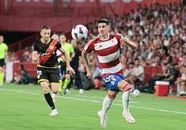 Carlos Neva conduce un balón en ataque contra el Rayo.