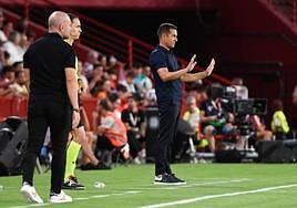 Francisco da indicaciones a sus futbolistas durante el partido.