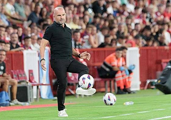 Paco López devuelve al campo un balón desde su área técnica durante el partido.
