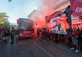 Llegada del autobús del equipo rojiblanco a Los Cármenes entre gran expectación.