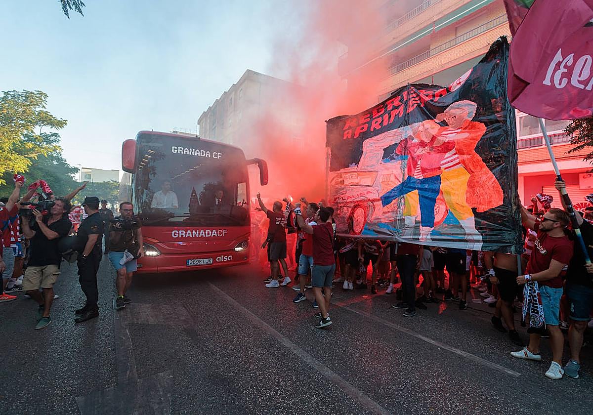 Llegada del autobús del equipo rojiblanco a Los Cármenes entre gran expectación.
