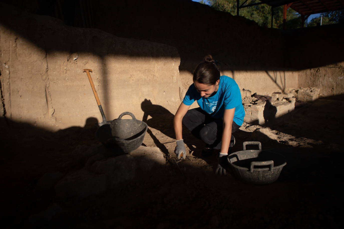 Imagen secundaria 1 - Voluntarios trabajando en la excavación. 