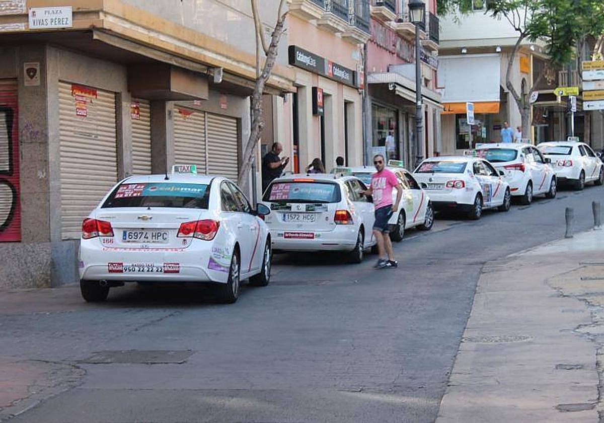 El taxi almeriense pasa de estar entre los más baratos de España a superar un 10% la media