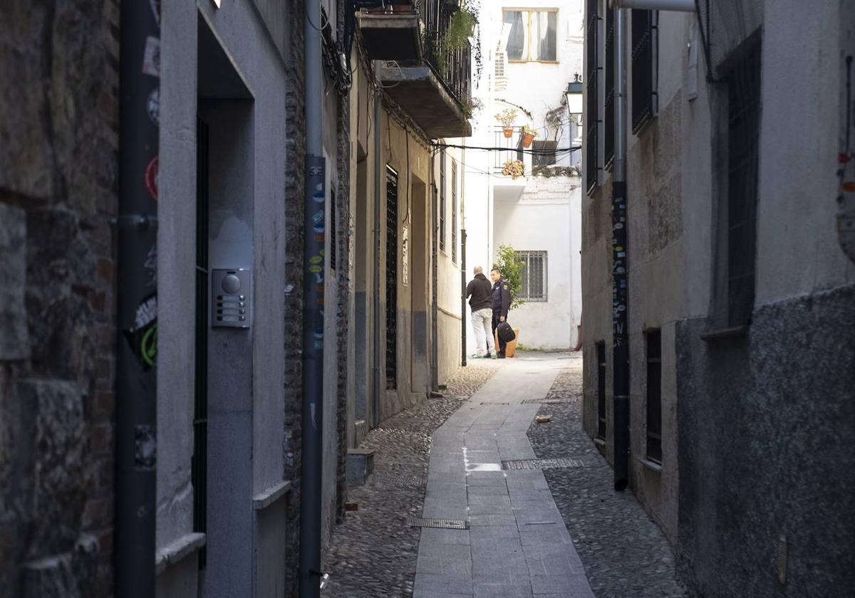 Agentes, en el lugar donde ocurrió este crimen.