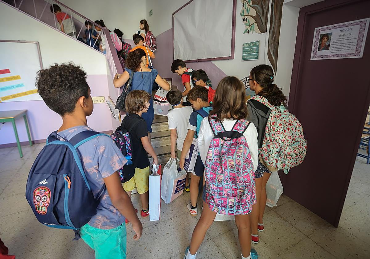 Las comunidades autónomas presentan deducciones por material escolar.