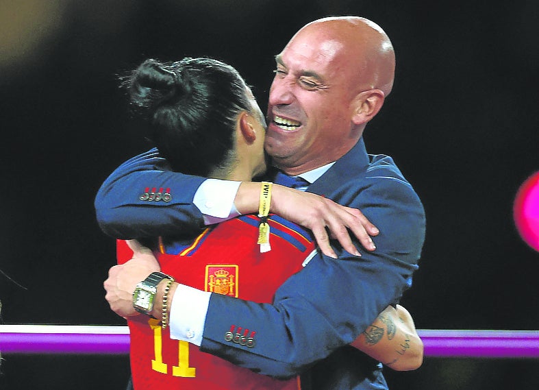 Rubiales y Hermoso, en el momento del beso.