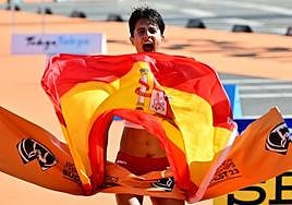 María Pérez celebra su histórico doblete con la bandera de España.