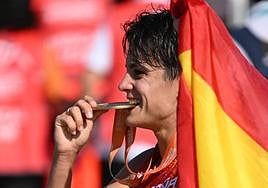 María Pérez muerde su medalla de oro por la prueba de 35 kilómetros en el Mundial de Budapest.