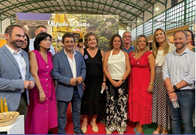 Representantes políticos en la foto de familia tras la inauguración.