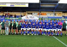 La plantilla del Linares se hizo la primera foto de familia oficial en la presentación.