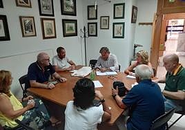 Losa y López junto a vecinos de la asociación.