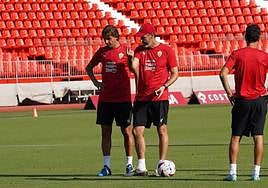 Vicente Moreno dialoga con Dani Pendín durante la sesión de trabajo de ayer.