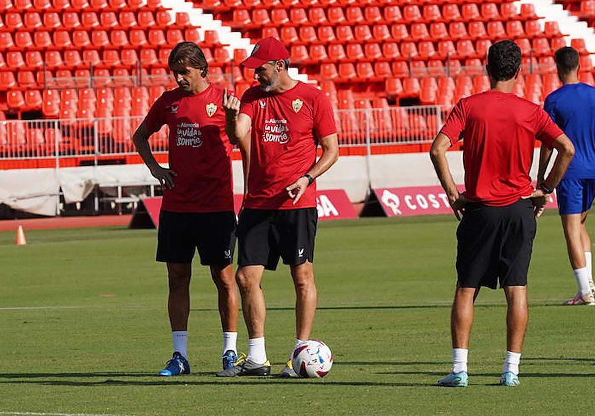 Vicente Moreno dialoga con Dani Pendín durante la sesión de trabajo de ayer.