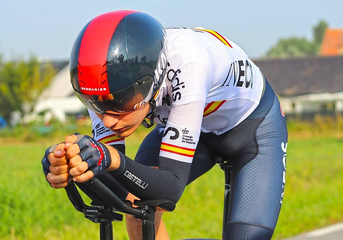 Carlos Rodríguez, en una crono con su equipo Ineos.