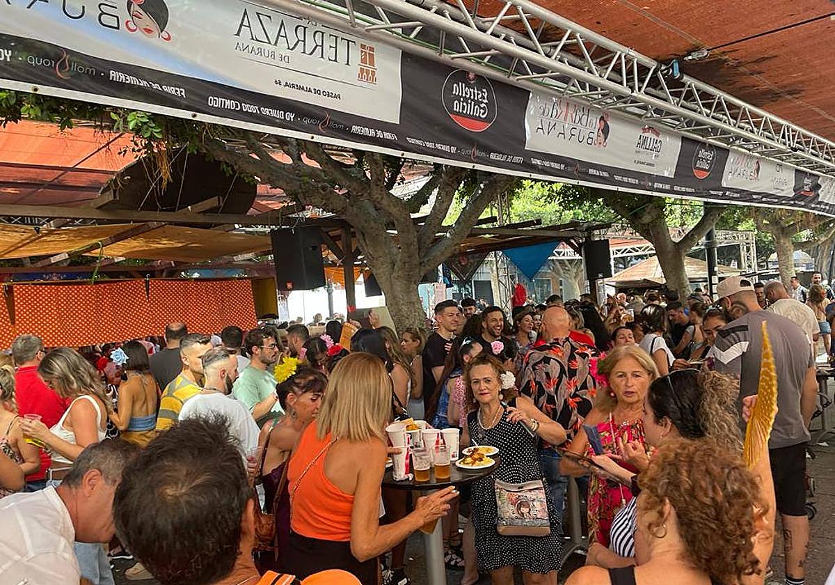Decenas de almerienses salieron sobre las cuatro de la tarde a disfrutar de la Feria del Mediodía esquivando el calor mañanero.