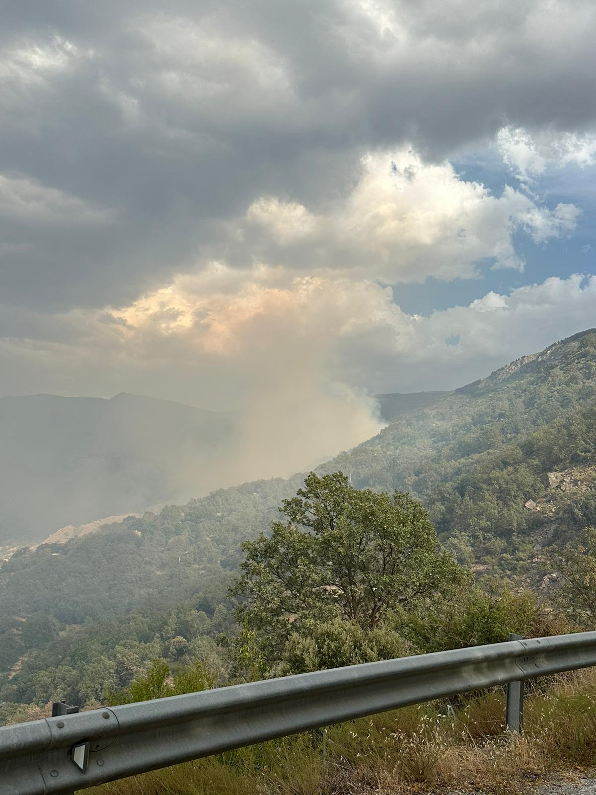 Imagen secundaria 2 - El fuego, visto desde distintos puntos del entorno.