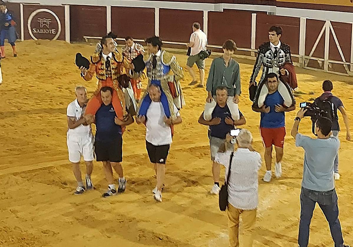 Los tres toreros salen a hombros de la plaza de Sabiote.