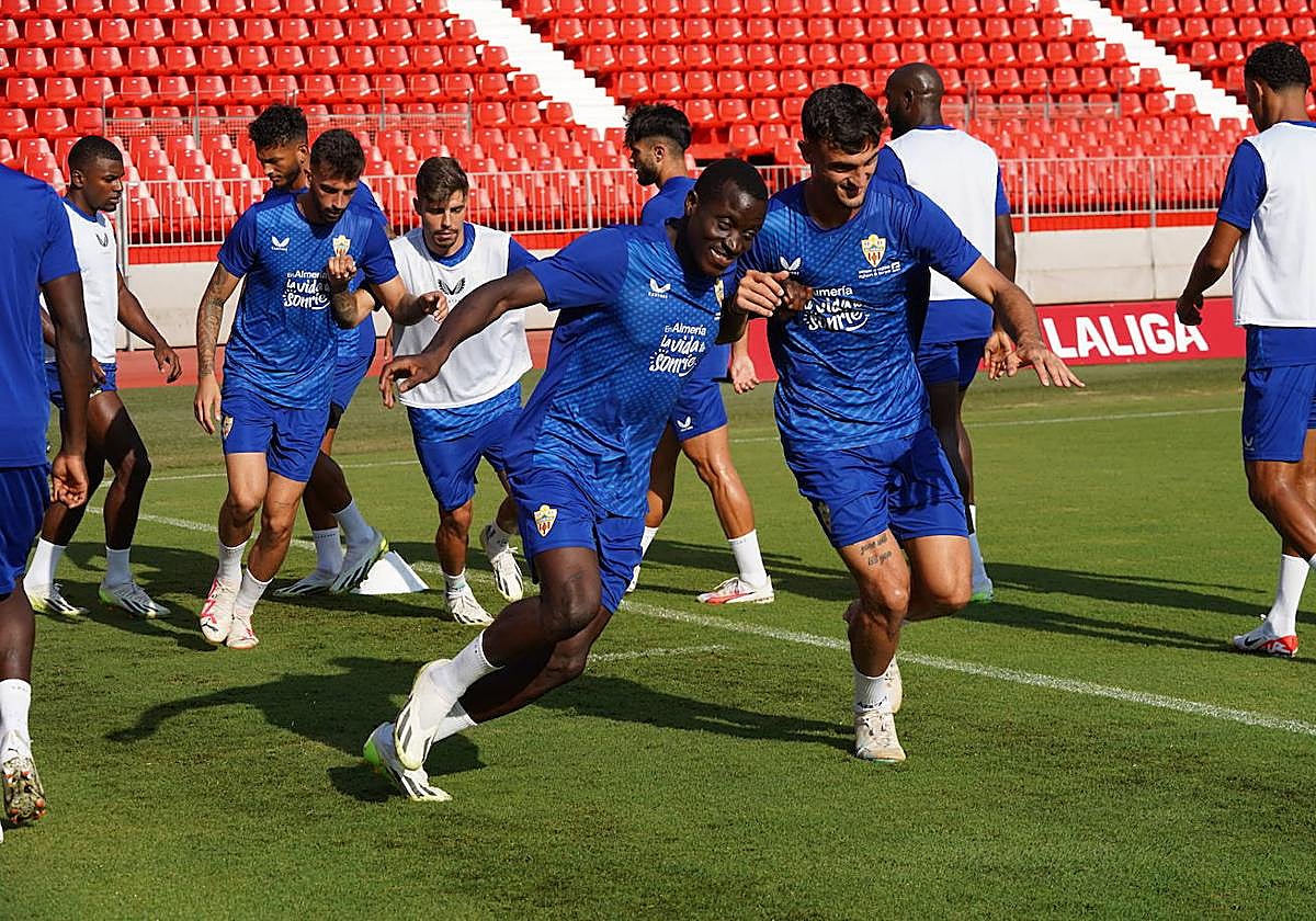 Dion Lopy y Marc Pubill luchan por la posición; el Almería luchará porque no se enquiste ganar.