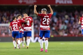 Bryan levanta los brazos, devolviendo al público su ovación tras su gol.