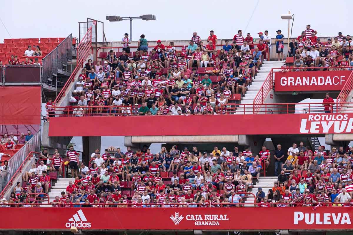 Encuéntrate en la grada durante el Granada-Mallorca