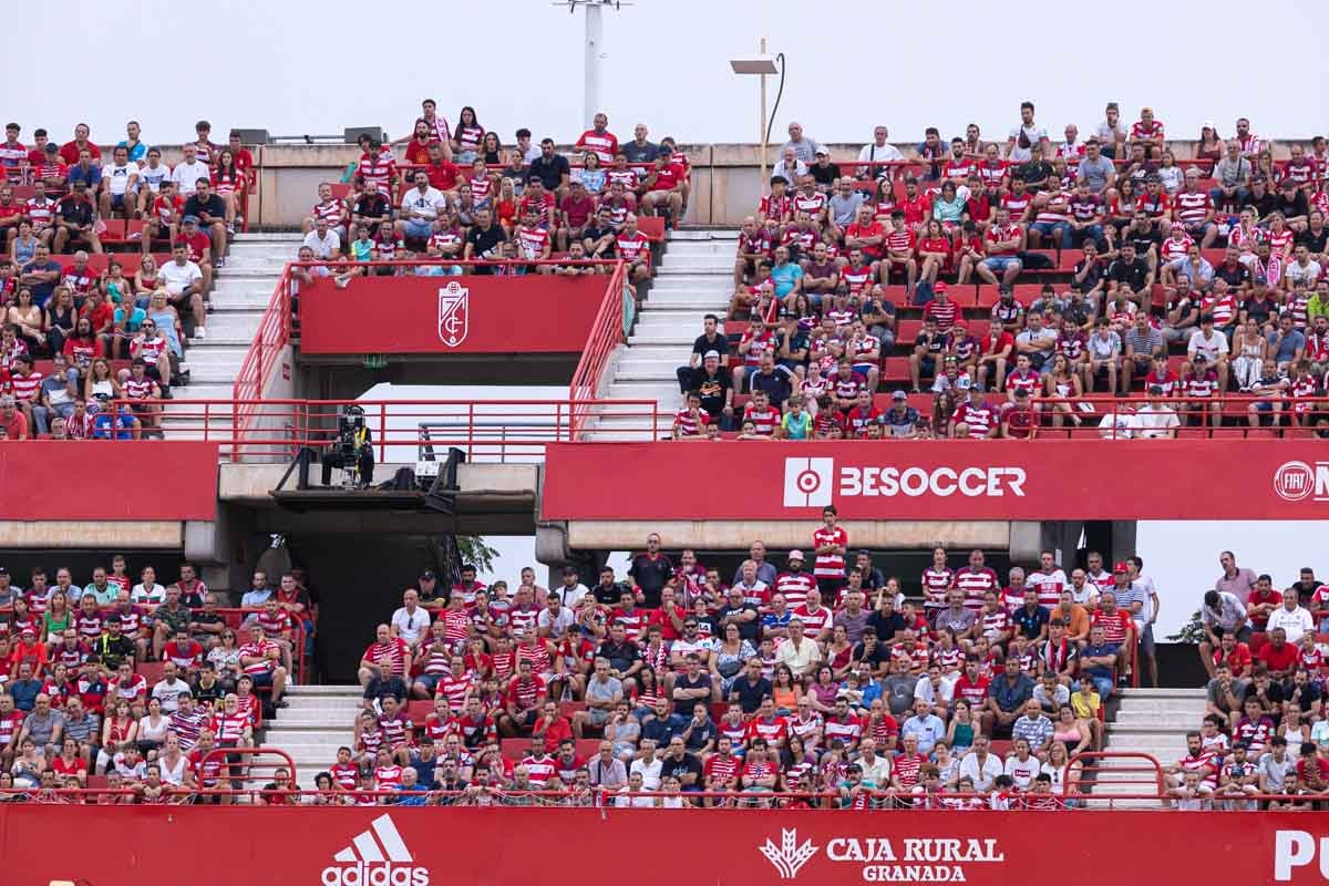 Encuéntrate en la grada durante el Granada-Mallorca