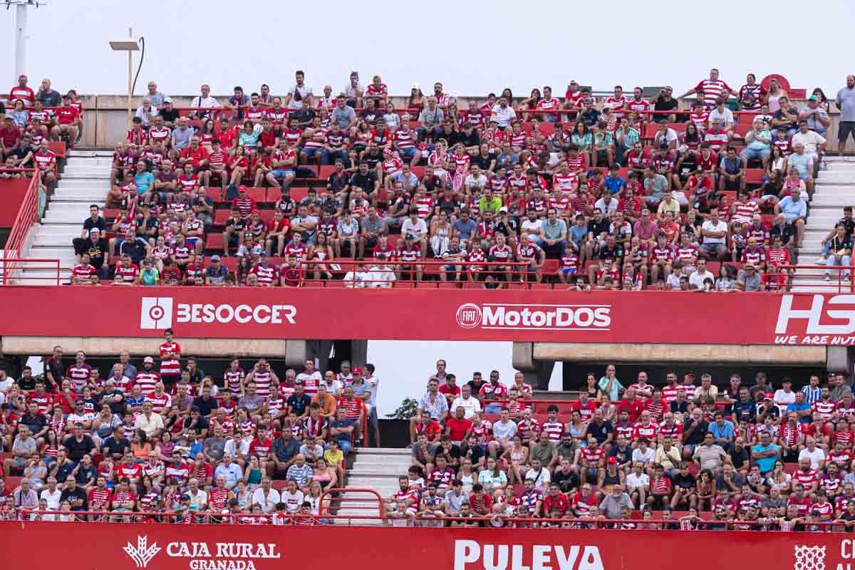 Encuéntrate en la grada durante el Granada-Mallorca