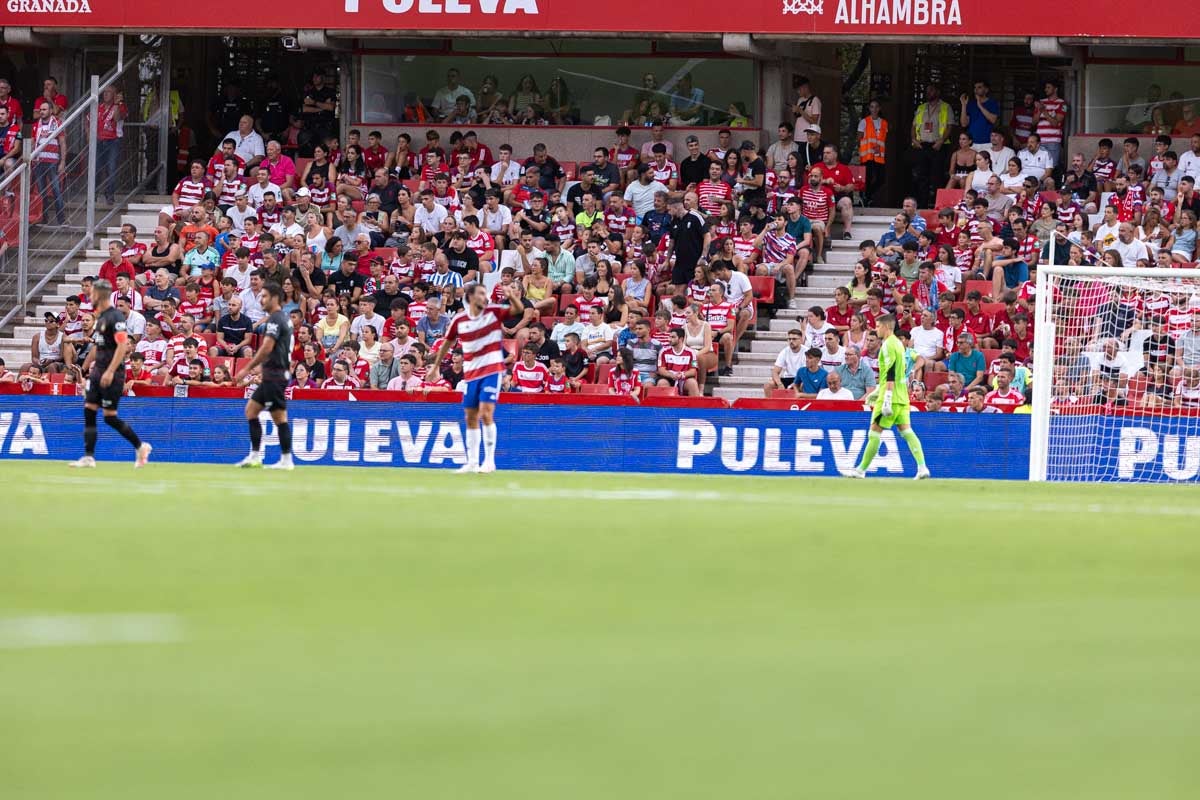 Encuéntrate en la grada durante el Granada-Mallorca