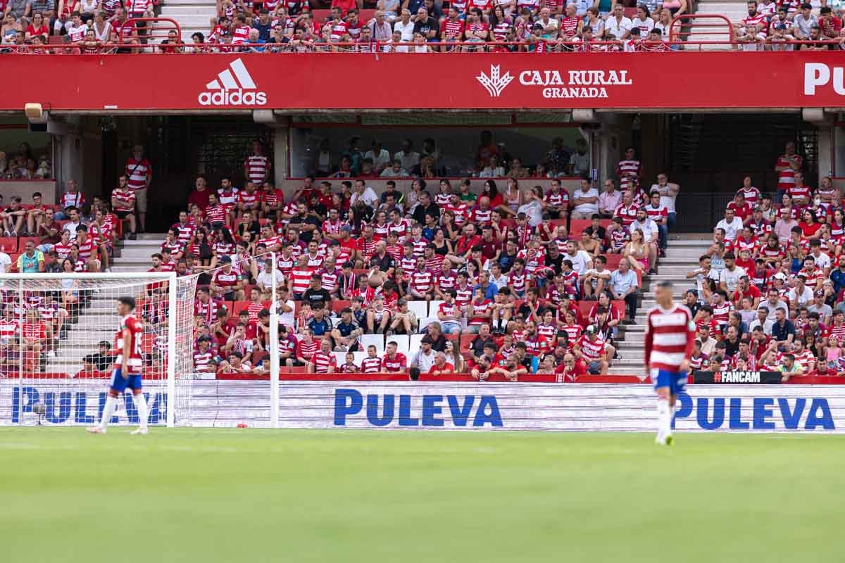 Encuéntrate en la grada durante el Granada-Mallorca