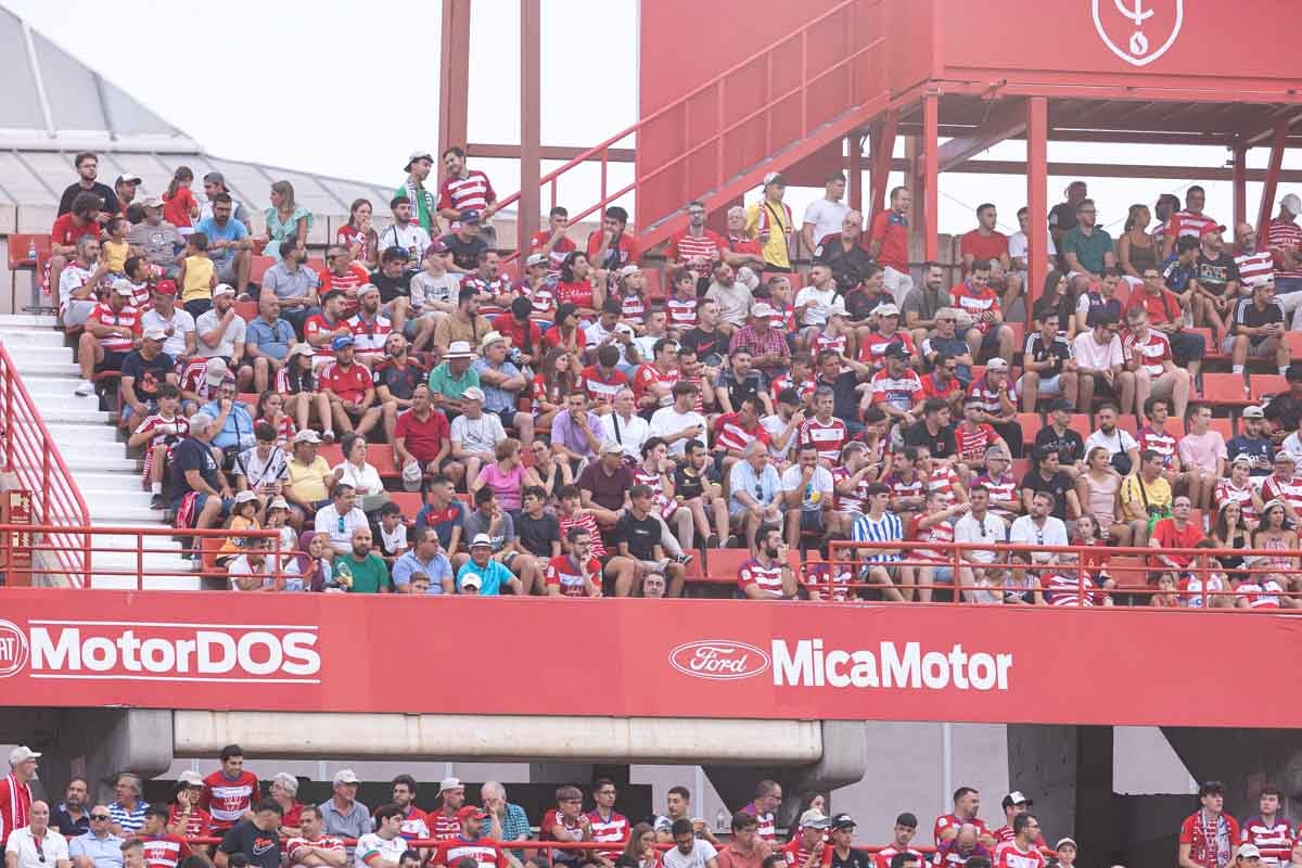 Encuéntrate en la grada durante el Granada-Mallorca