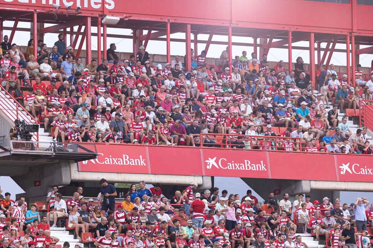 Encuéntrate en la grada durante el Granada-Mallorca