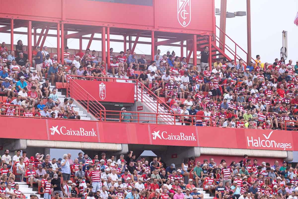 Encuéntrate en la grada durante el Granada-Mallorca