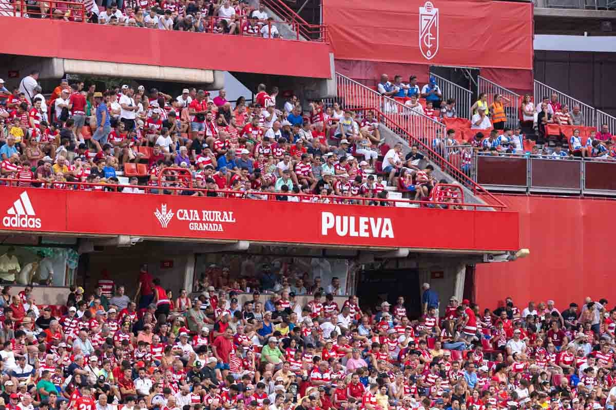 Encuéntrate en la grada durante el Granada-Mallorca