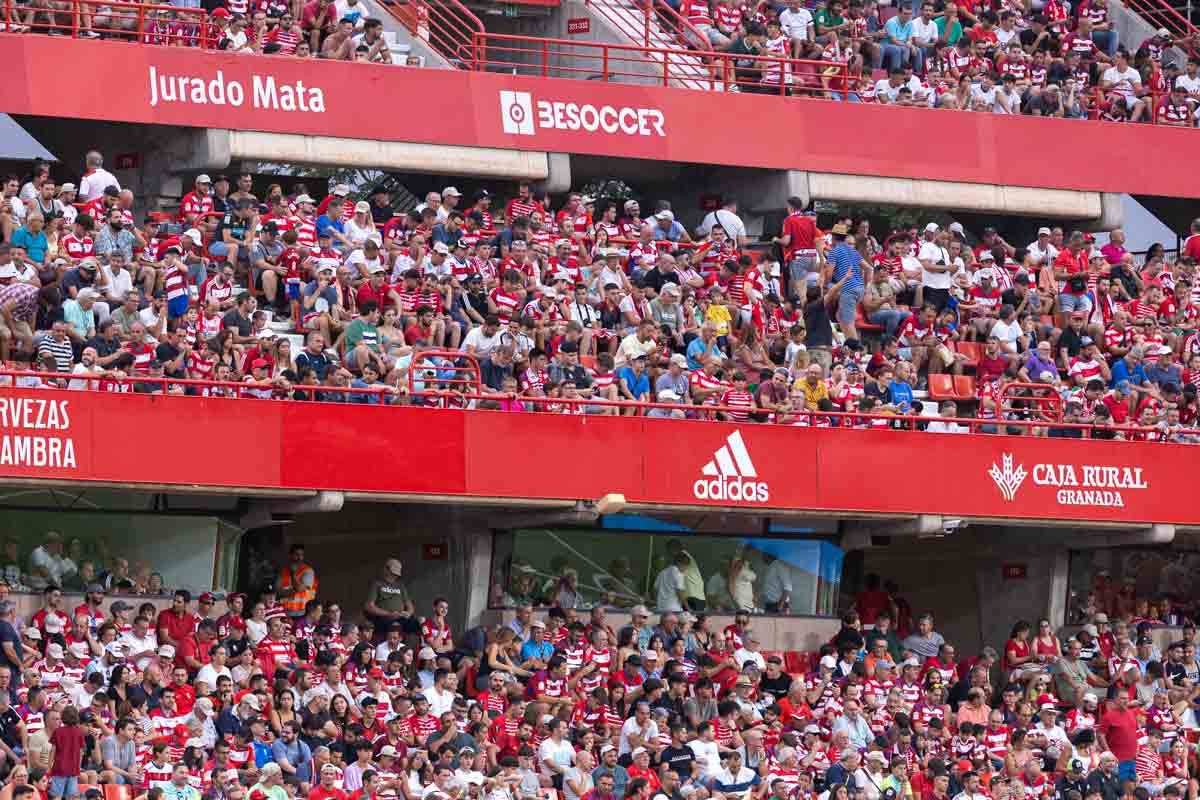 Encuéntrate en la grada durante el Granada-Mallorca