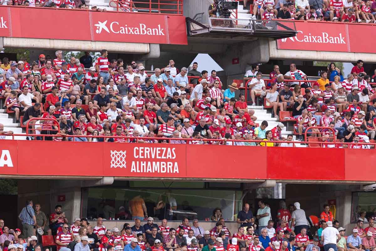 Encuéntrate en la grada durante el Granada-Mallorca