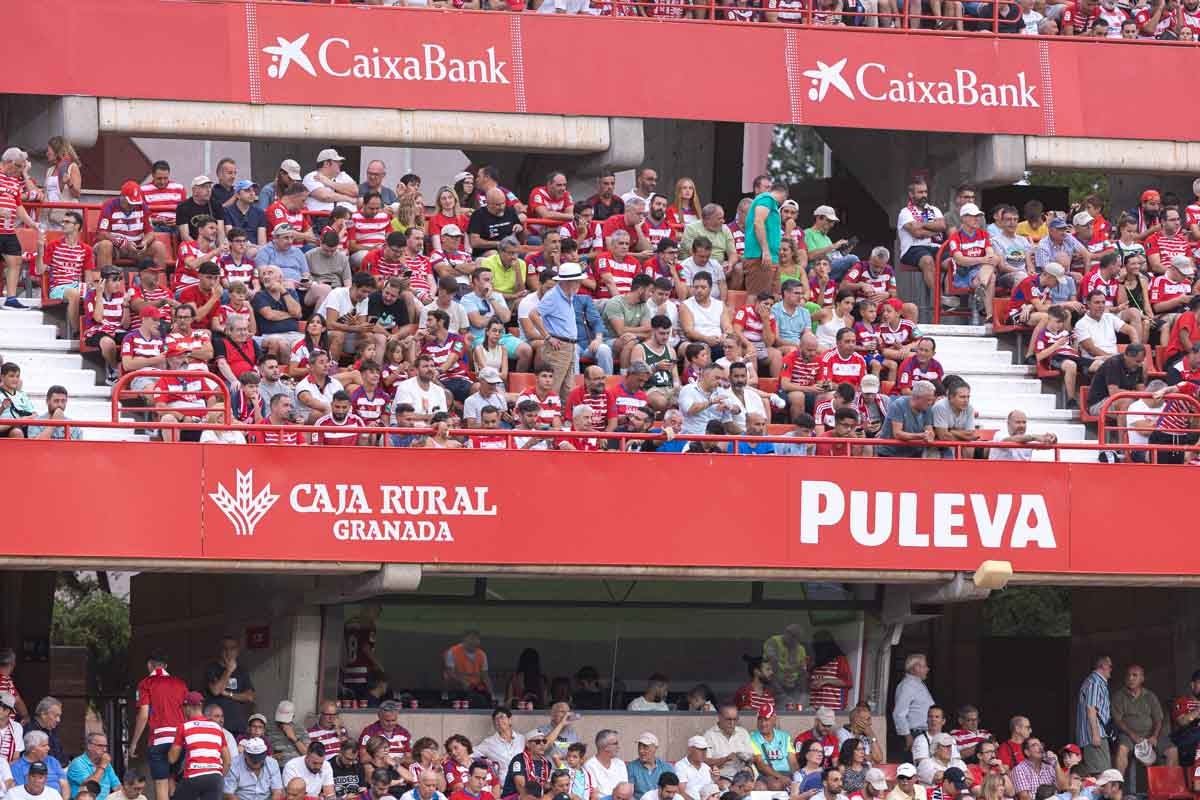 Encuéntrate en la grada durante el Granada-Mallorca