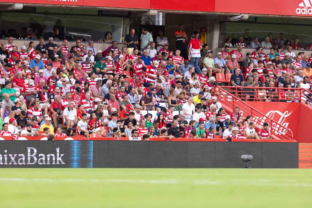 Encuéntrate en la grada durante el Granada-Mallorca